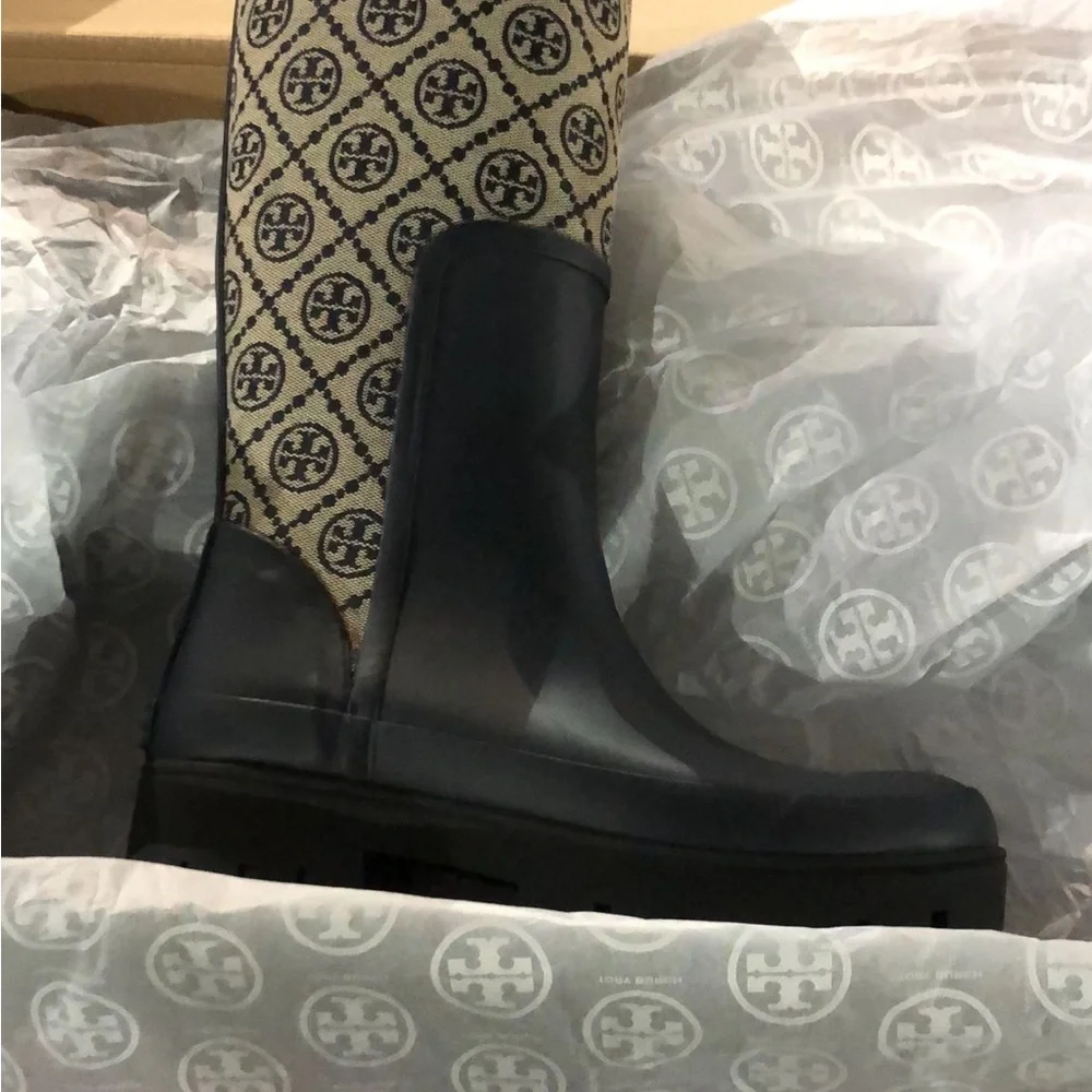 TORY BURCH WOMEN'S T MONOGRAM NAVY BLUE LOGO RUBBER FOUL WEATHER BOOT - Picture 3 of 3